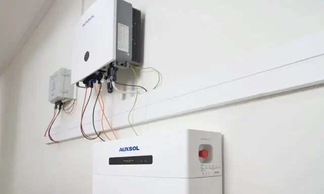 System magazynowania energii Auxsol z falownikiem i baterią. Czy magazyn energii się opłaca? To rozwiązanie może przynieść oszczędności.