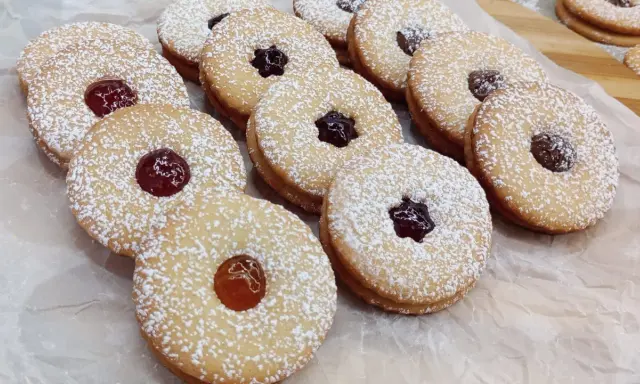 Des sablés garnis de confiture, saupoudrés de sucre glace. La meilleure recette sablés pour un goûter gourmand.