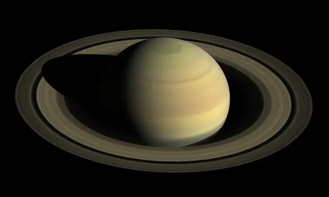 Saturn z pierścieniami, majestatyczny jak saturn w 10 domu, góruje na czarnym tle kosmosu.