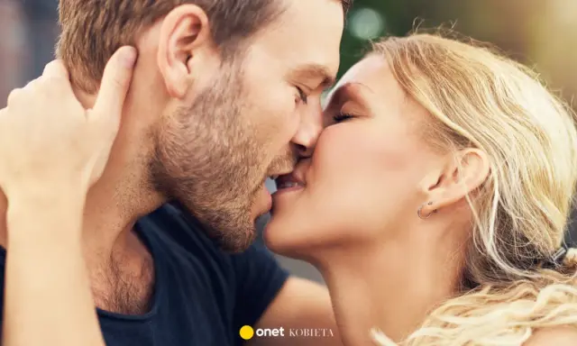 Intymny pocałunek z języczkiem. Para zbliża się do siebie, ich usta się stykają.