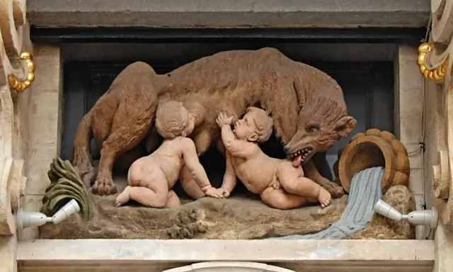 Rzeźba wilczycy karmiącej Romulusa i Remusa, symbolizująca **datę założenia Rzymu**.