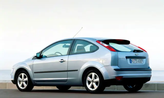 Srebrny Ford Focus Mk2 2.0 benzyna z widocznym z tyłu, gotowy do podróży nad morze.