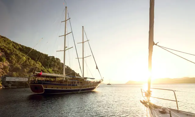 Bateau à voile au coucher du soleil, son instrument de mesure de vitesse bateau discret.