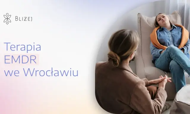 Terapia EMDR we Wrocławiu. Młoda kobieta siedzi na pufie, rozmawiając z terapeutką.