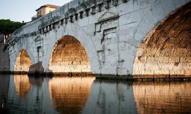 Ponte di Tiberio a Rimini, un luogo storico da scoprire tra le cose da vedere vicino a Cervia.