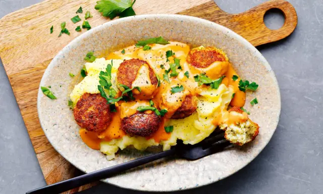 Herzhafte vegetarische Klopse auf cremigem Kartoffelbrei mit cremiger Sauce – schnelle vegetarische Gerichte, die begeistern.