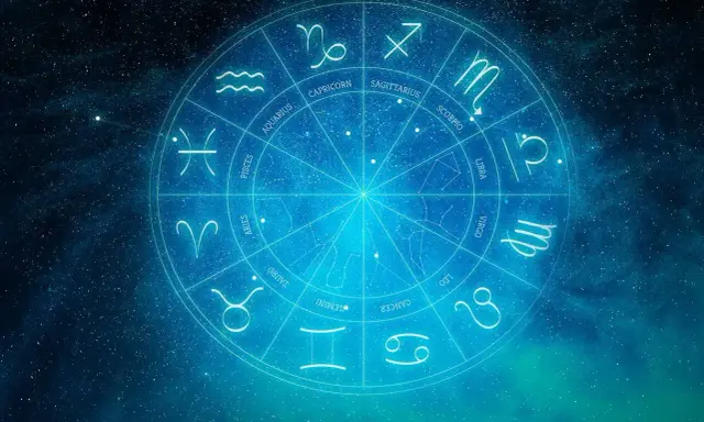 Zodiakalny krąg z symbolami znaków zodiaku na tle nocnego nieba. Sprawdź swój horoskop na 2026 rok!