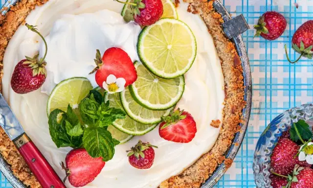 En krämig paj med jordgubbar, lime och mynta – en annorlunda midsommarmat som lockar med fräschör och sommar.