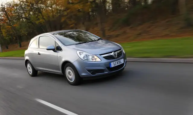 Srebrny Opel Corsa D 1.2 jedzie po drodze. Zastanawiasz się, ile oleju do silnika wlać?