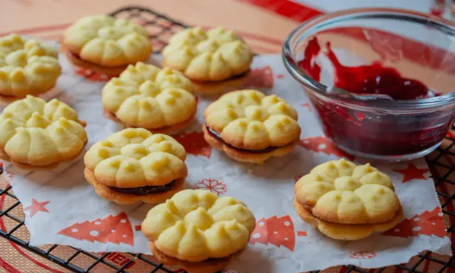 Zarte Kekse mit Marmelade, bereit zum Genießen. Ein süßer Genuss für jede Gelegenheit.
