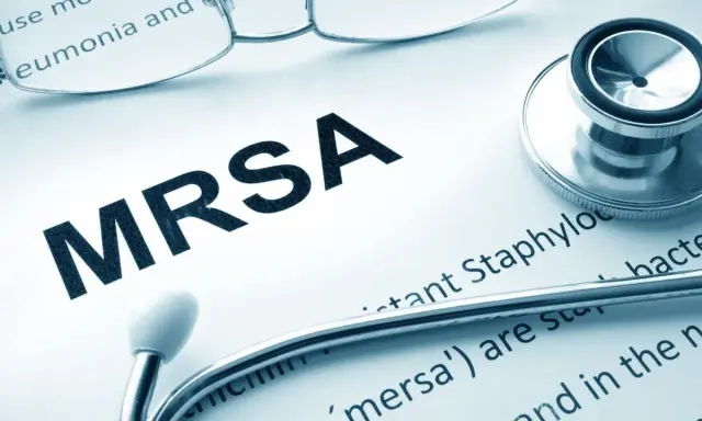 Documento con la scritta MRSA, stetoscopio e occhiali. Il batterio MRSA è una preoccupazione medica.