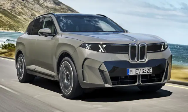 Nowy BMW X5 2025 pędzi wzdłuż malowniczego wybrzeża.
