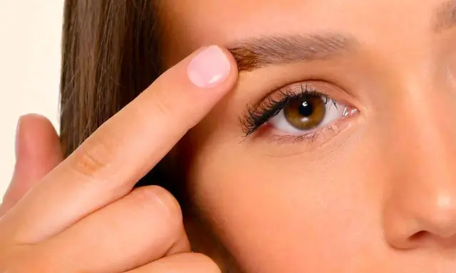Un doigt applique un produit sur un sourcil, montrant a quoi servent les sourcils : protéger les yeux et exprimer les émotions.