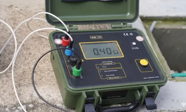 Przyrząd do pomiaru instalacji odgromowej pokazuje 0.40 Ω.