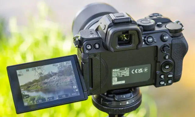 Aparat Nikon Z5 II z odchylanym ekranem, gotowy do uchwycenia piękna natury.