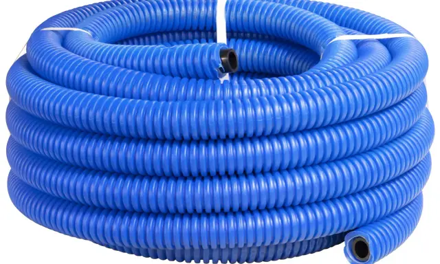 Tube bleu en polyéthylène ondulé, enroulé en spirale. Le diamètre du tube est visible à l'extrémité.