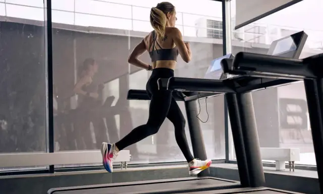 Frau absolviert ein intensives HIIT-Training auf dem Laufband, um ihre Ausdauer zu verbessern.