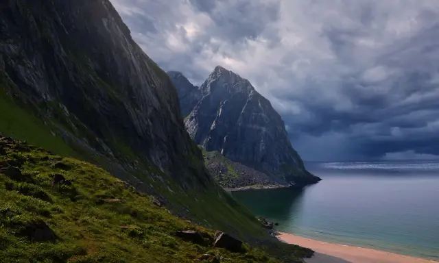 Majestatyczne góry Norwegii, jak z podręcznika filologii norweskiej, wpadają do spokojnego morza.