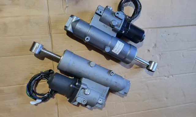 Deux vérins de trim moteur Yamaha, potentiellement pour résoudre un problème de trim.