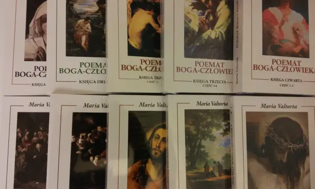 Okładki książek z serii "Poemat Boga-Człowieka" Marii Valtorty, przedstawiające obrazy religijne.