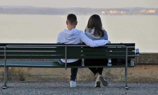 Jak powitać na pierwszej randce? Zrób wrażenie bez stresu!