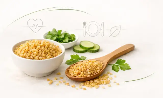 Kasza bulgur w misce i na łyżce, obok plasterki ogórka i zielenina. Czy kasza bulgur jest zdrowa? Tak, to bogactwo błonnika i witamin.