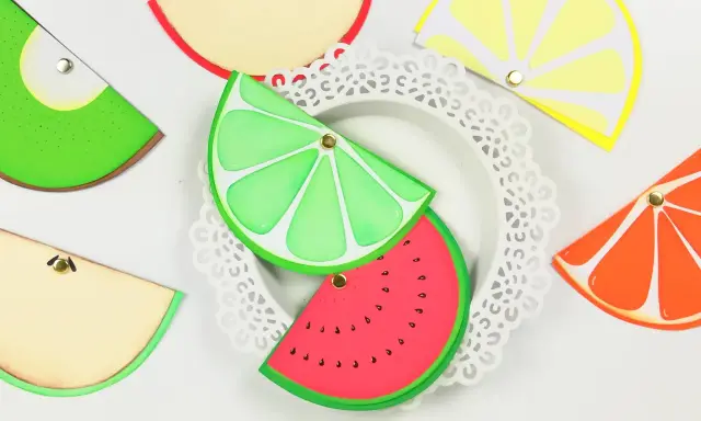 Kolorowe, owocowe zaproszenia na roczek diy: plasterki limonki, arbuza, cytryny, pomarańczy i jabłka.