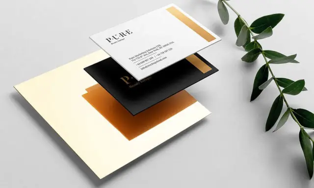 Diseño elegante de tarjetas de visita PURE Beauty Boutique. Ideas para como diseñar una tarjeta de visita con detalles dorados y tipografía minimalista.