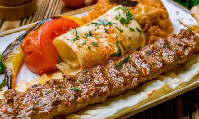Kebab z frytkami bez surówki: ile ma kalorii? Szokujące fakty!