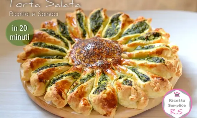 Torta salata ricotta e spinaci a forma di girasole, pronta in 20 minuti. Deliziosa e scenografica!