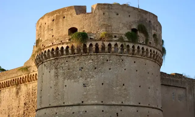 Castello Aragonese, un must per chi visita Crotone. Imponente fortezza con mura antiche e un fascino senza tempo.