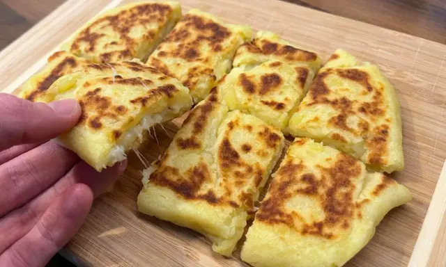 Herzhafte Kartoffel-Käse-Patties, perfekt für proteinreiche Rezepte vegetarisch. Außen goldbraun, innen cremig geschmolzen.