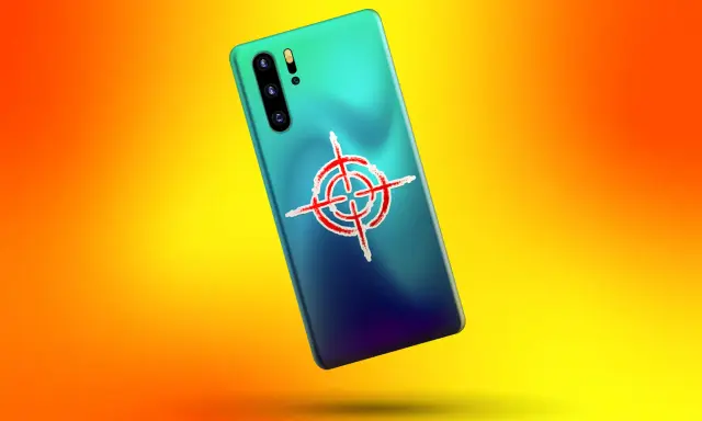 Smartphone mit Zielkreuz-Symbol auf der Rückseite. Ein Hinweis, wie man Spyware erkennen kann.