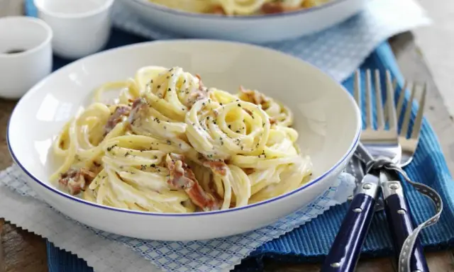 Carbonara ze śmietaną czy bez? Rozwiewamy mit i odkrywamy smak Włoch