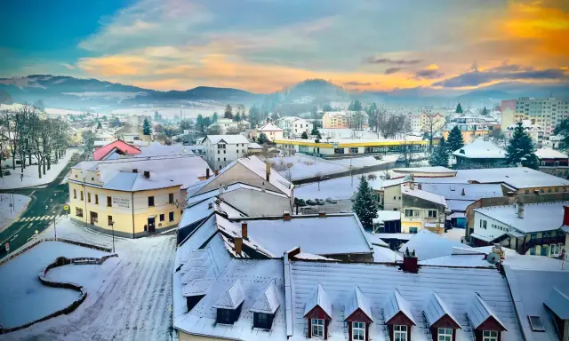 Zimowy krajobraz miasta w Czechach, blisko granicy. Warto zobaczyć takie urokliwe miasteczka, gdzie śnieg pokrywa dachy i ulice.