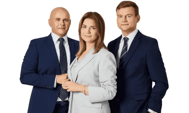 Trzy osoby w garniturach na zielonym tle.