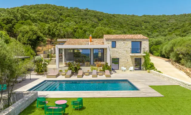 Belle villa avec piscine, idéale pour savoir comment louer sa maison et profiter de vacances de rêve.