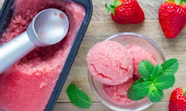 Sorbet aux fraises maison, prêt à déguster. Une recette facile pour un dessert rafraîchissant.