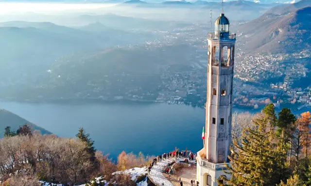 Faro voltiano a Brunate, con vista sul lago e le montagne. Un luogo incantevole da scoprire.