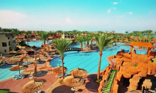 Wspaniały sea beach aqua park resort z palmami, basenami i zjeżdżalniami. Idealne miejsce na wakacje.