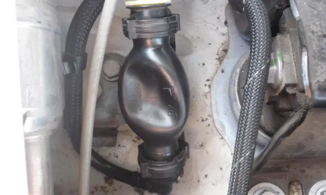 Poire d'amorçage déformée, symptôme d'un problème. Le caoutchouc semble usé.