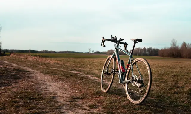 Rower gravelowy na polnej drodze, gotowy na wyścig.