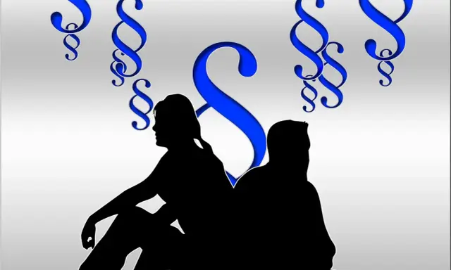 Sylwetki pary siedzą plecami do siebie, otoczone symbolami paragrafu, co sugeruje trudny podział majątku po rozwodzie.
