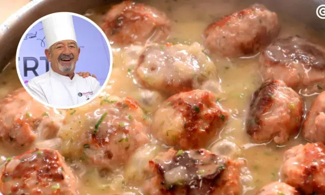 Chef Karlos Arguiñano sonríe junto a una cazuela de deliciosas albóndigas con tomate y salsa cremosa.