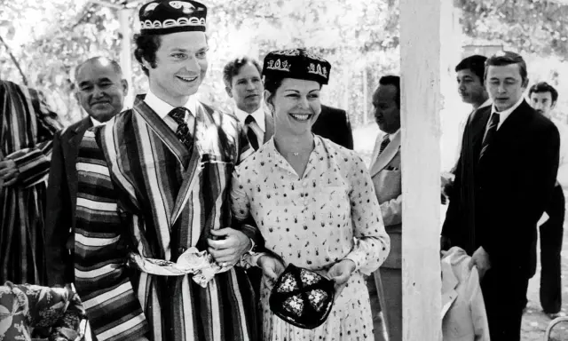 Silvia Sommerlath 1972, klädd i traditionell dräkt, ler glatt bredvid en man i liknande kläder.