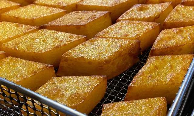 Fette dorate di crema fritta chioggia, croccanti fuori e morbide dentro, pronte per essere gustate.