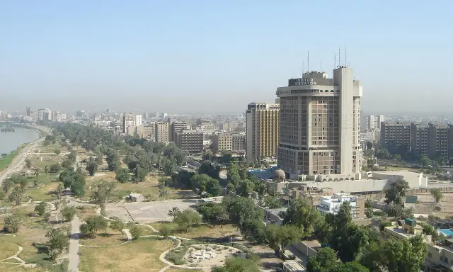 Bagdad, ojczyzna Sindbada Żeglarza, z hotelem Ishtar Sheraton i zielonymi terenami nad rzeką.