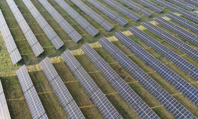 Duże pole paneli słonecznych. Zastanawiasz się, czy magazyn energii trzeba zgłaszać?