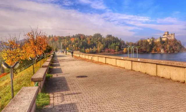 Spacer po zapora czorsztyn jesienią. Zamek na skale, kolorowe drzewa i błękitne niebo.