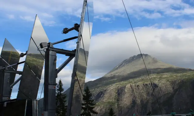 Rjukan lustra odbijają górzysty krajobraz Norwegii.